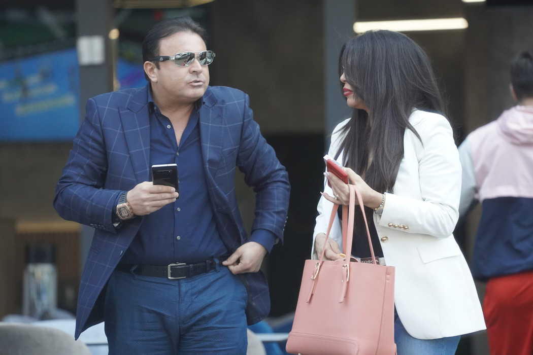 William Brînză s-a pregătit temeinic pentru întâlnirea cu sexoasa brunetă. Și-a vopsit părul și și-a pus la mână un ceas de 200.000 de euro