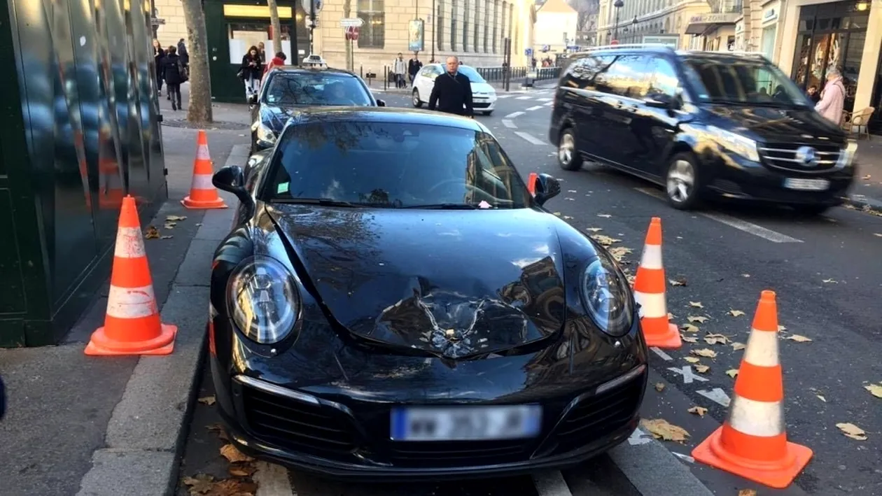 Un Porsche în valoare de 150.000 de euro a fost detonat în „inima“ Paris dintr-un motiv incredibil. Super-maşina aparţinea unui tânăr de 25 de ani