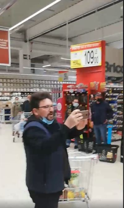 Piele de găină! Clienții dintr-un supermarket au cântat “Hristos a Înviat” în timp ce stăteau la coadă. În ce oraș din România s-a întâmplat | VIDEO