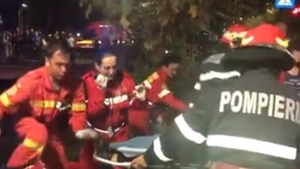 Un șofer din Capitală a plonjat cu mașina în râul Dâmbovița. Femeia din dreapta a fost transportată la spital. VIDEO