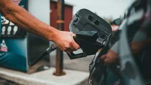 Benzina a trecut de 8 lei pe litru în România: cât costă azi un plin în București și în marile orașe