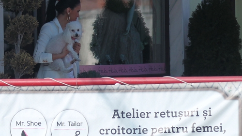 Adelina Pestriţu lansează o nouă modă! Învaţă de la ea cum să îţi iei haine din magazin pe... neprobate!