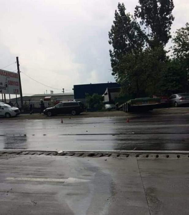 Mai multe vehicule au fost avariate în urma impactului violent