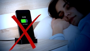 Ce se întâmplă dacă lași telefonul peste noapte, la încărcat. Ce pățește smartphone-ul tău, de fapt