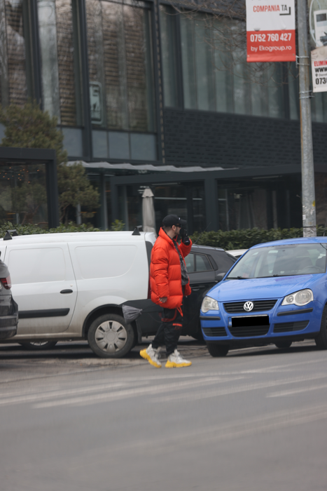 Vlad Drăgulin așteaptă în stradă uberul