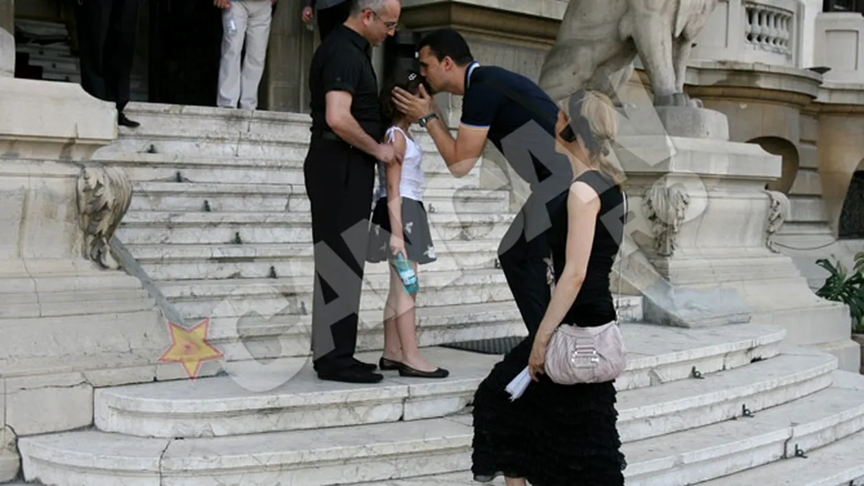 Anul acesta ne-au parasit multi artisti! Imagini tulburatoare de la inmormantarile care au emotionat o tara intreaga in 2011!