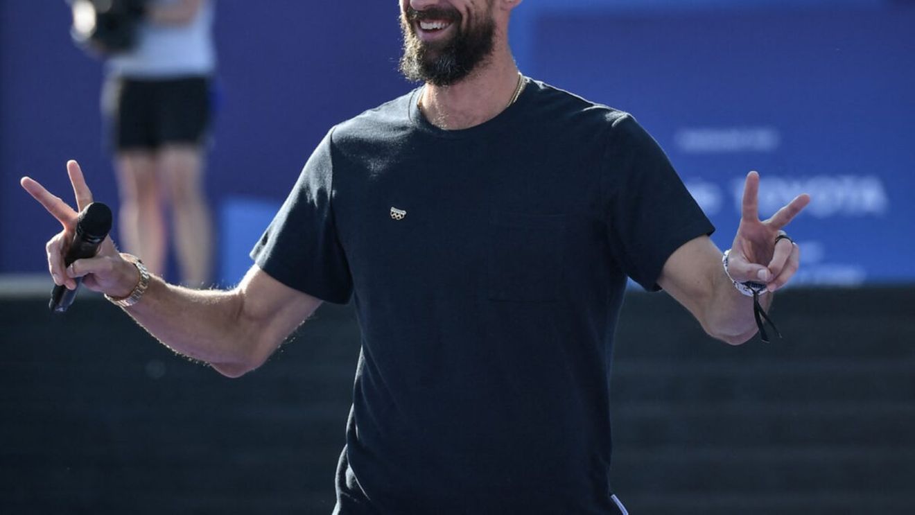 A uitat că e însurat și a luat în brațe un model! Are și 4 copii acasă