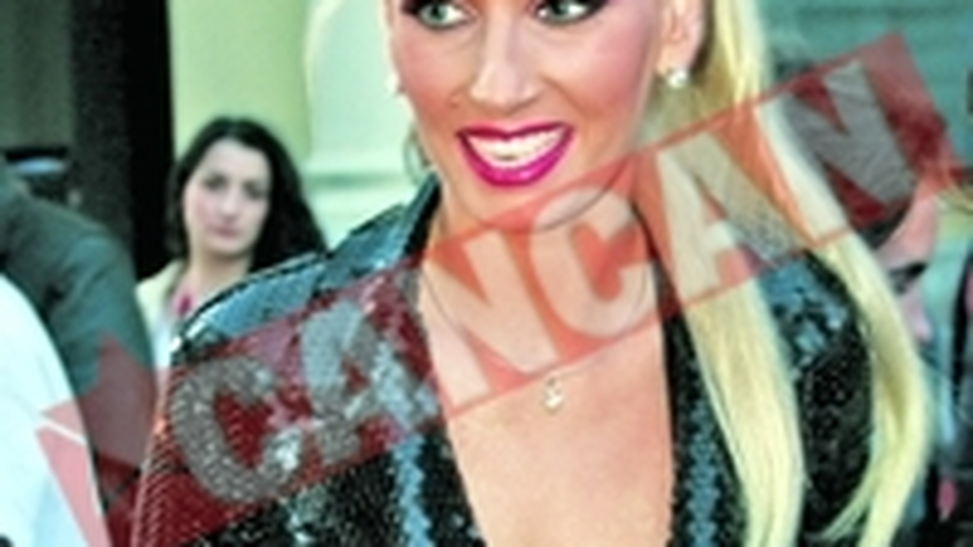 Andreea Banica a dezbracat o machioza de sutien