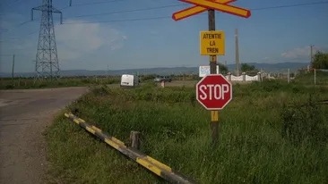 Accident feroviar în Bistrița-Năsăud! Două persoane au murit, după ce mașina în care se aflau a fost lovită de tren