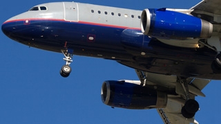 Avion escortat de mai multe aeronave de vanatoare, in urma unei alarme cu bomba!