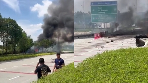 Zece oameni au murit, după ce un avion s-a prăbușit pe autostradă. Imagini cu impactul care a produs o tragedie națională