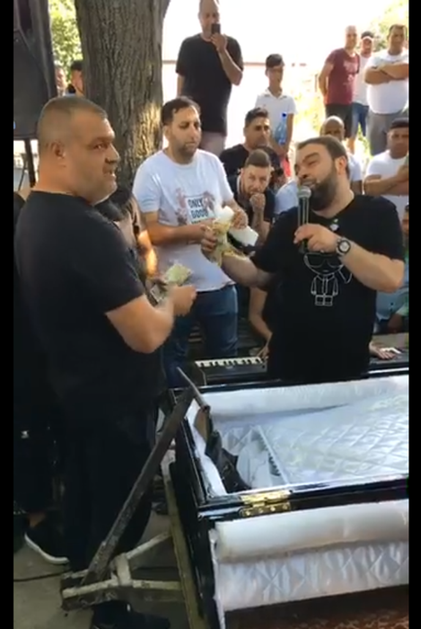 Florin Salam, show în cimitir