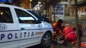 VIDEO ȘOCANT. O arădeancă a născut pe stradă, noaptea, asistată de patru polițiști