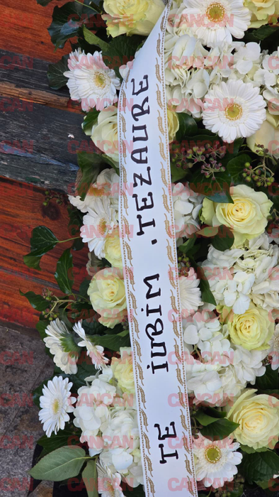 Sfâșietor! Ce scrie pe coroanele funerare aduse de apropiații lui Artan la capela Bisericii Pogorarea Sfântului Duh Titan