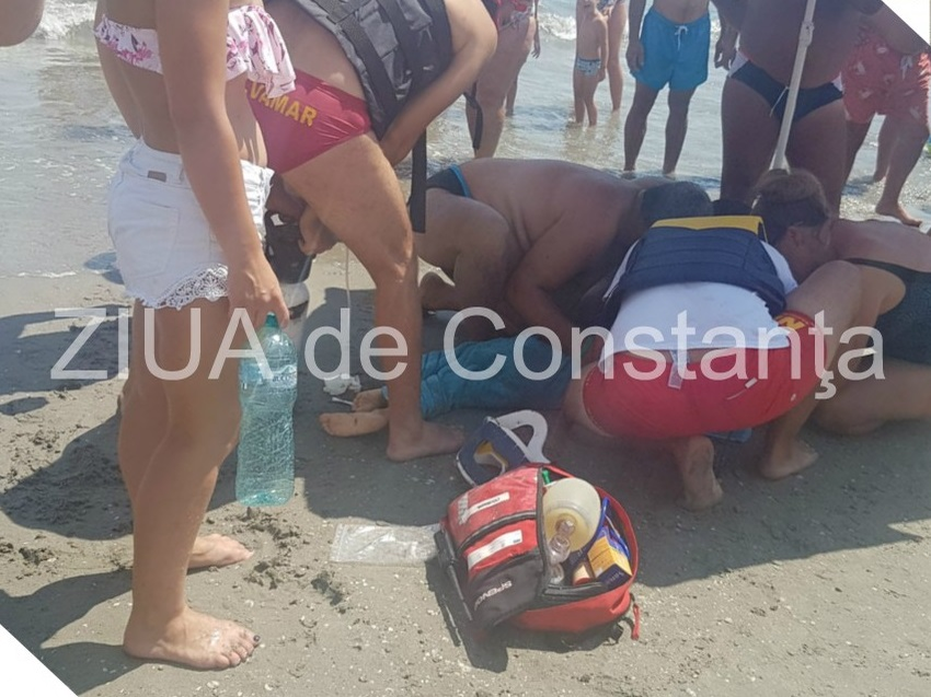 Un copil de 5 ani înecat în Mamaia a fost resuscitat şi salvat de doi angajaţi SMURD aflaţi în concediu, la plajă