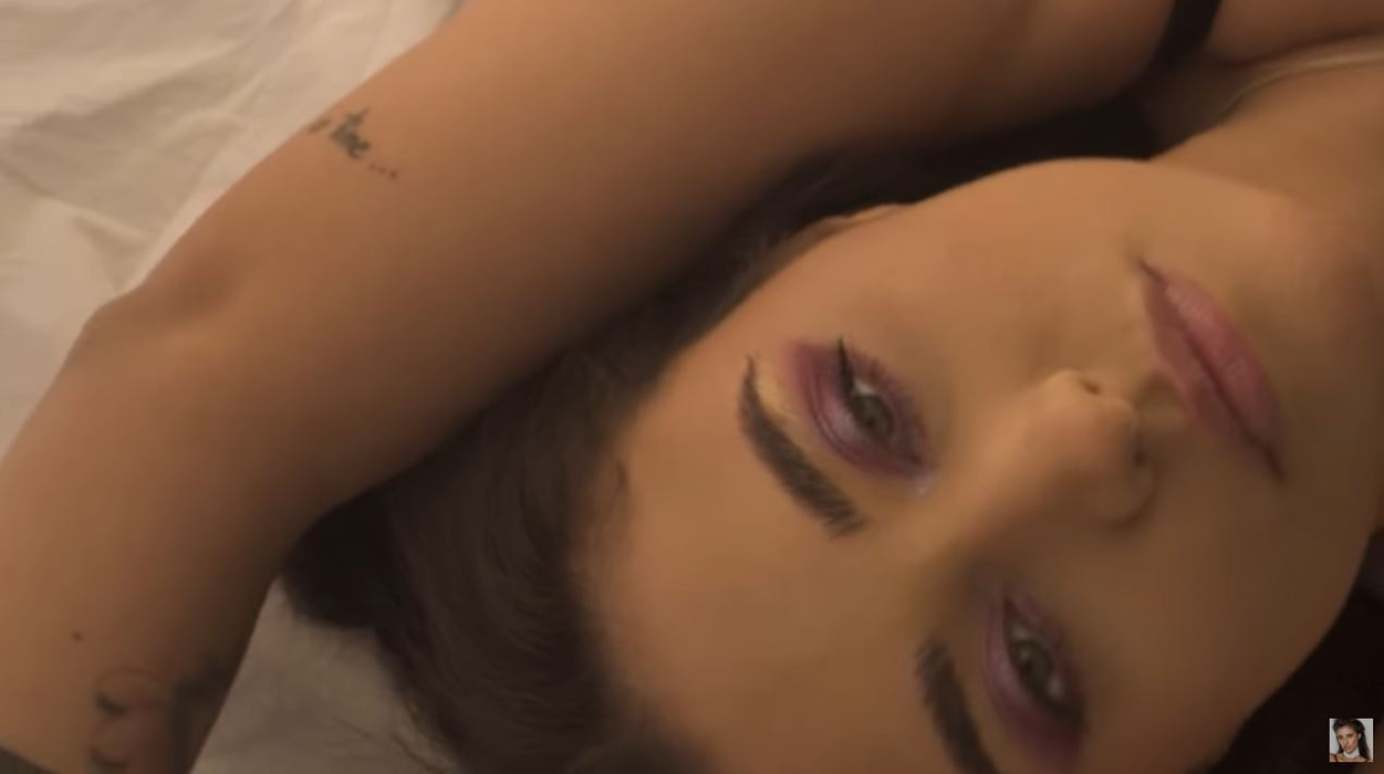 Antonia, în lenjerie intimă sexy în clipul celei mai noi piese, “Muți”: “#1 trending scrie pe ea”. Toate imaginile s-au filmat în vila sa de lux