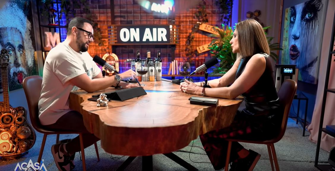 Cine i-a făcut Andreei Esca celebrul sacou roşu din prima transmisie PRO TV cu „Bună ziua, România, bună ziua, București”. E un designer celebru. VIDEO