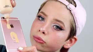 Acest tânăr a început să se machieze cu un iPhone 7, iar imaginile au devenit rapid virale. Rezultatul e unul neaşteptat