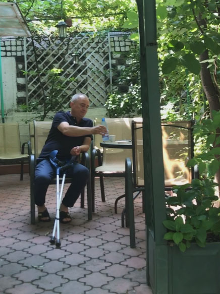Dumitru Bucșaru are nevoie de cârje pentru a se deplasa