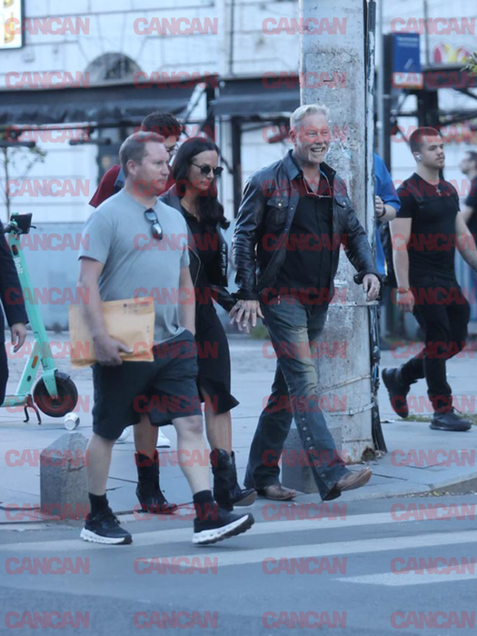 James Hetfield și proaspăta logodnică au atras toate privirile în centrul Capitalei. Solistul trupei Metallica, „lună de miere” în România