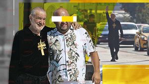 Gigi Becali și-a etalat noua piesă vestimentară în fața catedralei de 10 milioane de euro. Fanii s-au strâns în jurul lui ca la pelerinaj