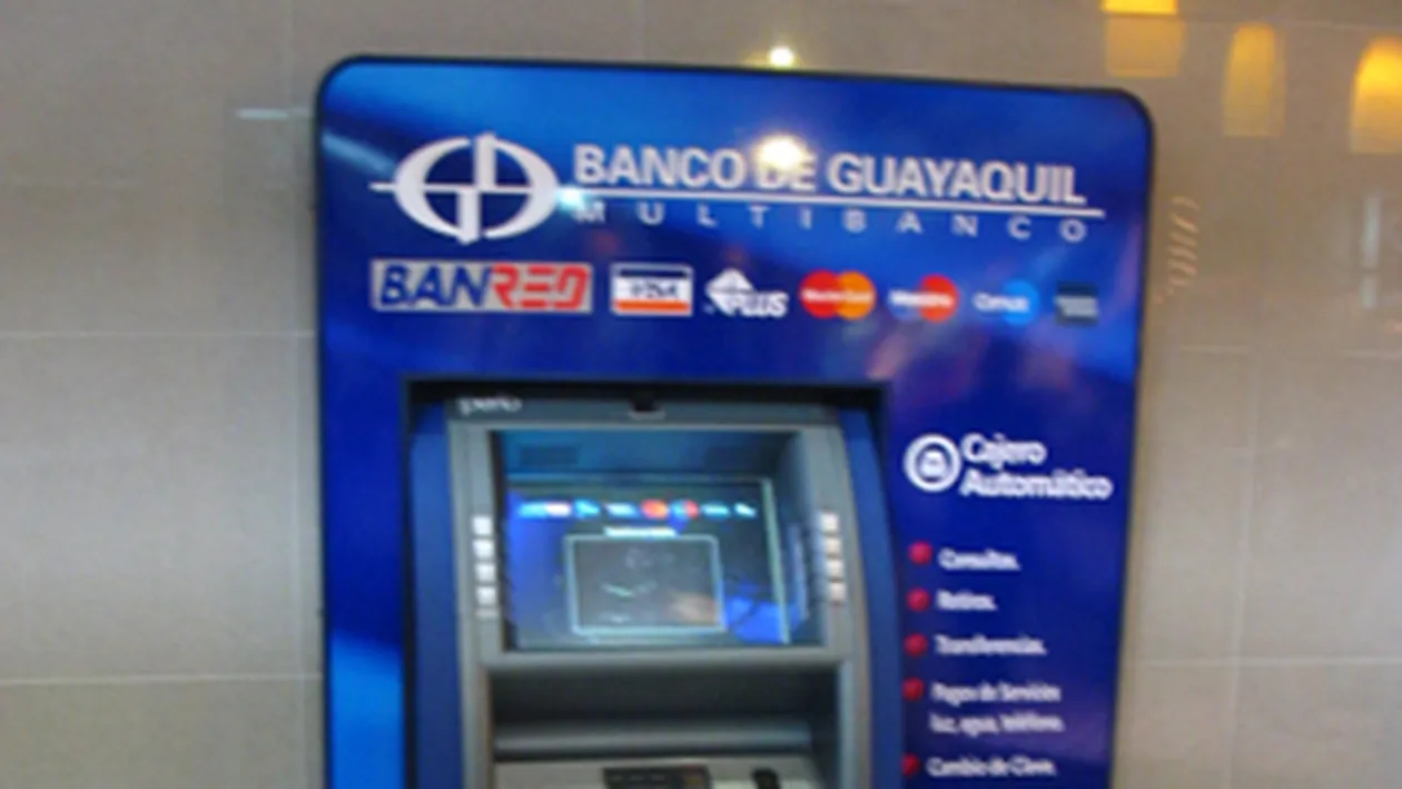 O batrana a ramas fara bani dupa ce trei persoane au pacalit-o! I-au dat foi de hartie in loc de valuta!