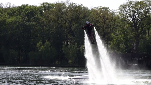 “Cum Dumnezeu reuseste sa faca asta?” Uite ce show a facut un bucurestean pe lacul Snagov, inhamat intr-un aparat ca din SF-uri!