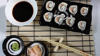 Dana Rogoz, specialista in bucutarie! A pregatit Sushi Rolls pentru invitatii la masa