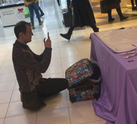 Aflat la mall, Călin Geambașu s-a pus în genunchi în fața unei hostese, pe care, la un moment dat, a și fotografiat-o