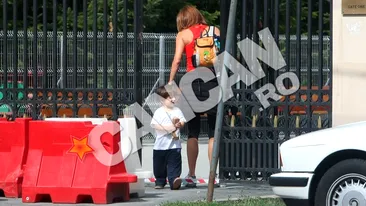 Fiul Danei Razboiu stie care-i este locul! Se urca singur in scaunul pentru copii