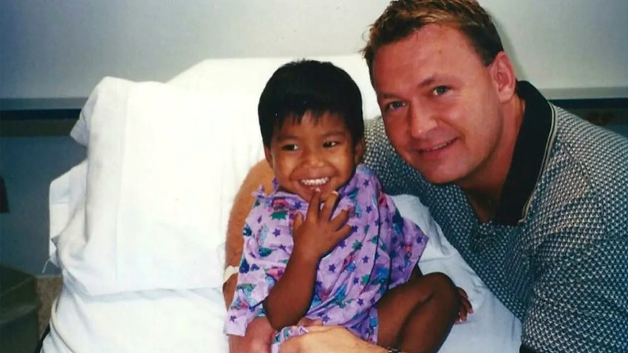 În 2000, un bărbat singur a adoptat un băiețel din Cambodgia. Când fiul s-a făcut mare, tatăl a avut un șoc: Pe cine adoptase, de fapt