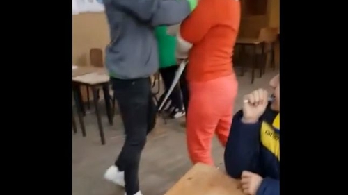 Elevul care şi-a agresat profesoara, pus în libertate! Instanţa a decis scoaterea din arest preventiv a băiatului de 16 ani