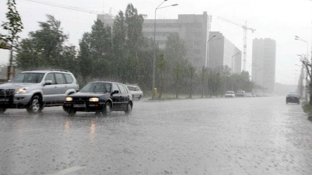 Potop in toata regula! Dupa o ploaie scurta, soferii abia au mai putut inainta pe o strada din Sectorul 4 al Capitalei