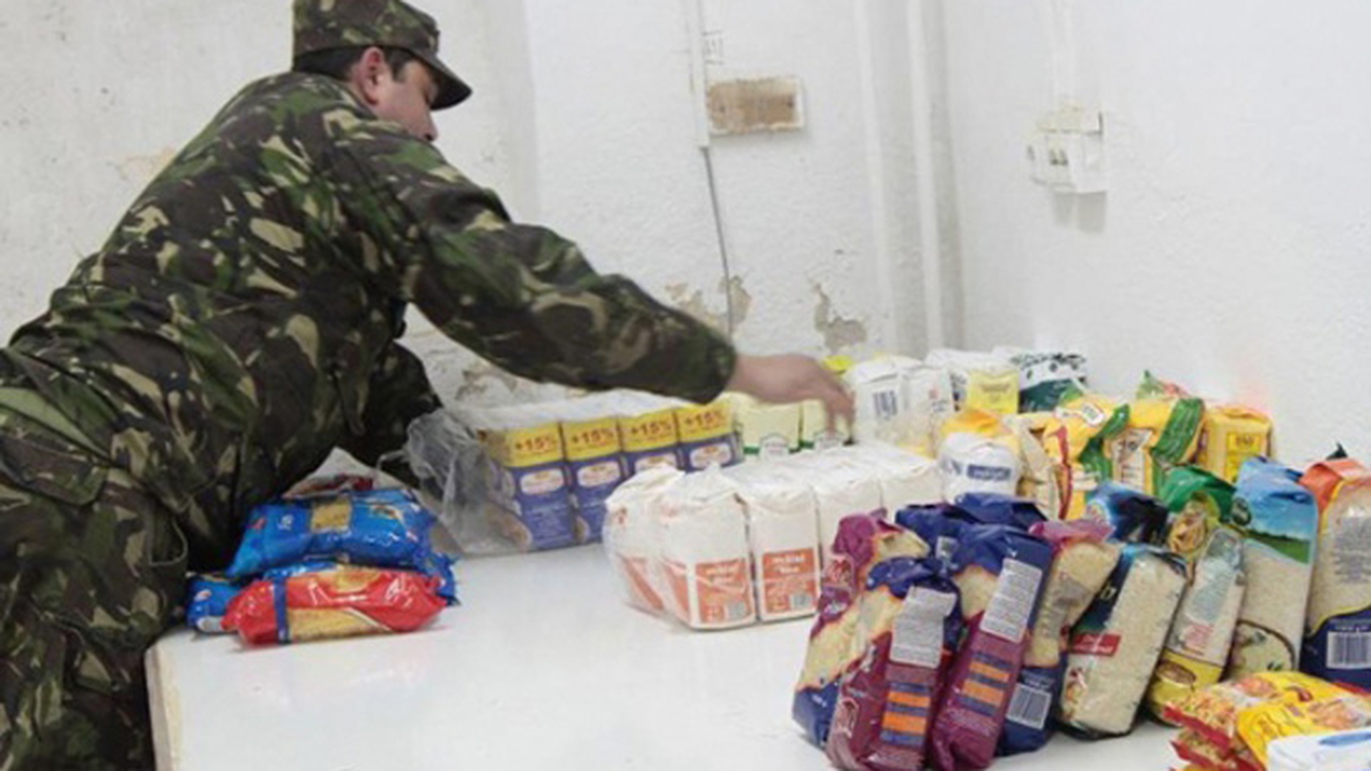 Circa 12 tone de alimente pentru sinistrati au fost stranse in unitati militare din Bistrita-Nasaud si Cluj!