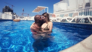 Însărcinată în 7 luni, Andreea Ibacka s-a distrat la piscină într-un costum de baie sexy. Detaliul rușinos pe care nu l-a putut ascunde
