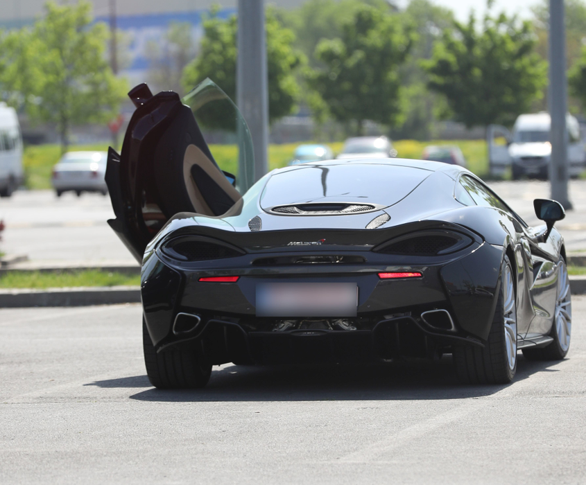 Deşi conduce un bolid McLaren în valoare de 200.000 de euro, cu care le-a înnebunit pe puştoaicele din Dorobanţi, misteriosul milionar este extrem de cumpătat când vine vorba de cumpărături