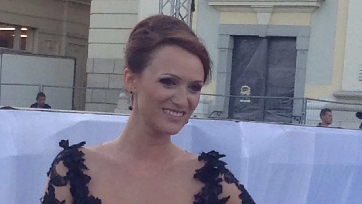 Are sau nu are lenjerie intimă? Carmen Negoiţă, cu o tinută... interpretabilă la Miss Models International Sibiu 2013