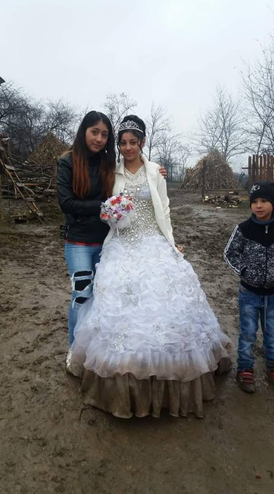 Scandalos! Povestea din spatele acestei fotografii realizată la o nuntă de romi din România!