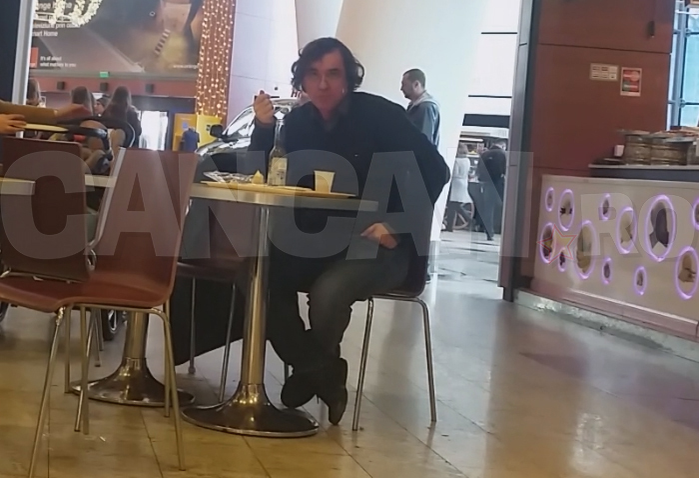 Cel mai în vogă scriitor român a luat prânzul la mall cu… gândurile lui + berea corespunzătoare!