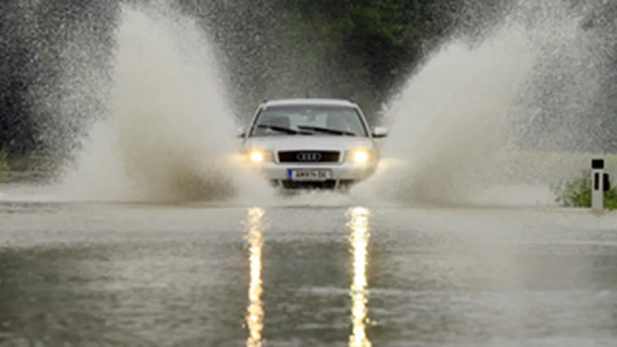 Avertizare cod galben de ploi torentiale si vijelii in aproape toata tara, pana vineri la pranz
