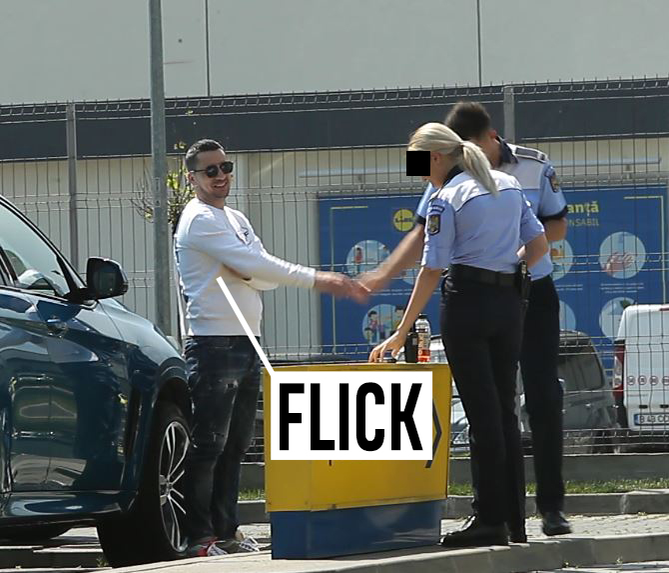 Flick și agentul se salută ca doi prieteni