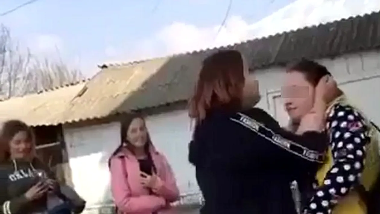 Bătaie între două fete la un liceu din Botoșani. În loc să le despartă, colegii lor au filmat totul | VIDEO