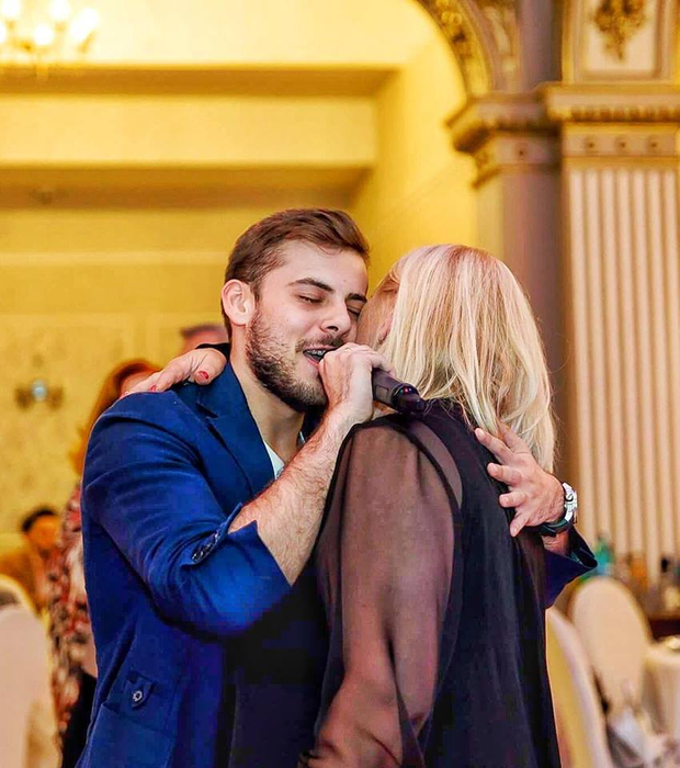 Emanuel Cîrstea, alături de mama sa. Sursa foto: Facebook