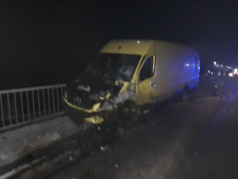 Accident mortal în Prahova, unde un TIR, o autoutilitară și 2 mașini s-au ciocnit! După impact, a urmat un incendiu