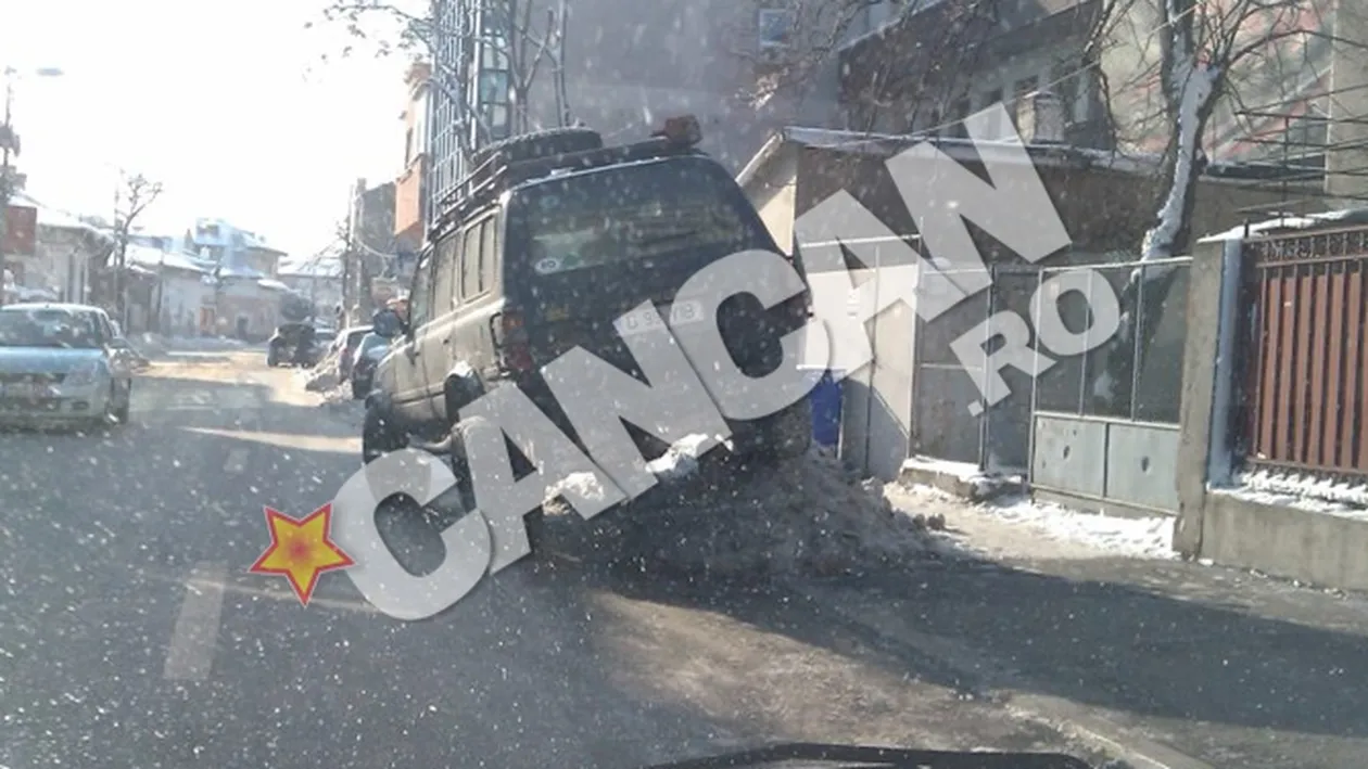 Nu gasesti loc de parcare din cauza muntilor de zapada de pe strazi? Uite cum si-a lasat un roman masina pe un morman de zapada de pe trotuar