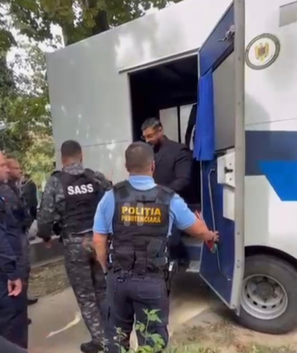 Fane Văncică a leșinat la înmormântarea fratelui său, Duduta. Imagini cu lacrimile de durere ale familiei