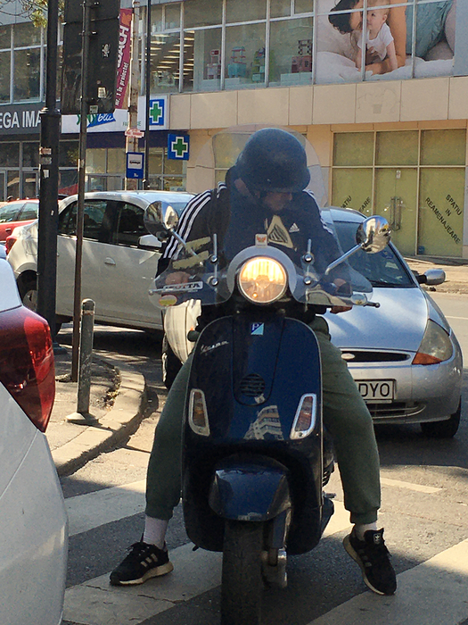 Puya, așa cum nu l-ai mai văzut: pe scuter, pe străduțele aglomerate din București