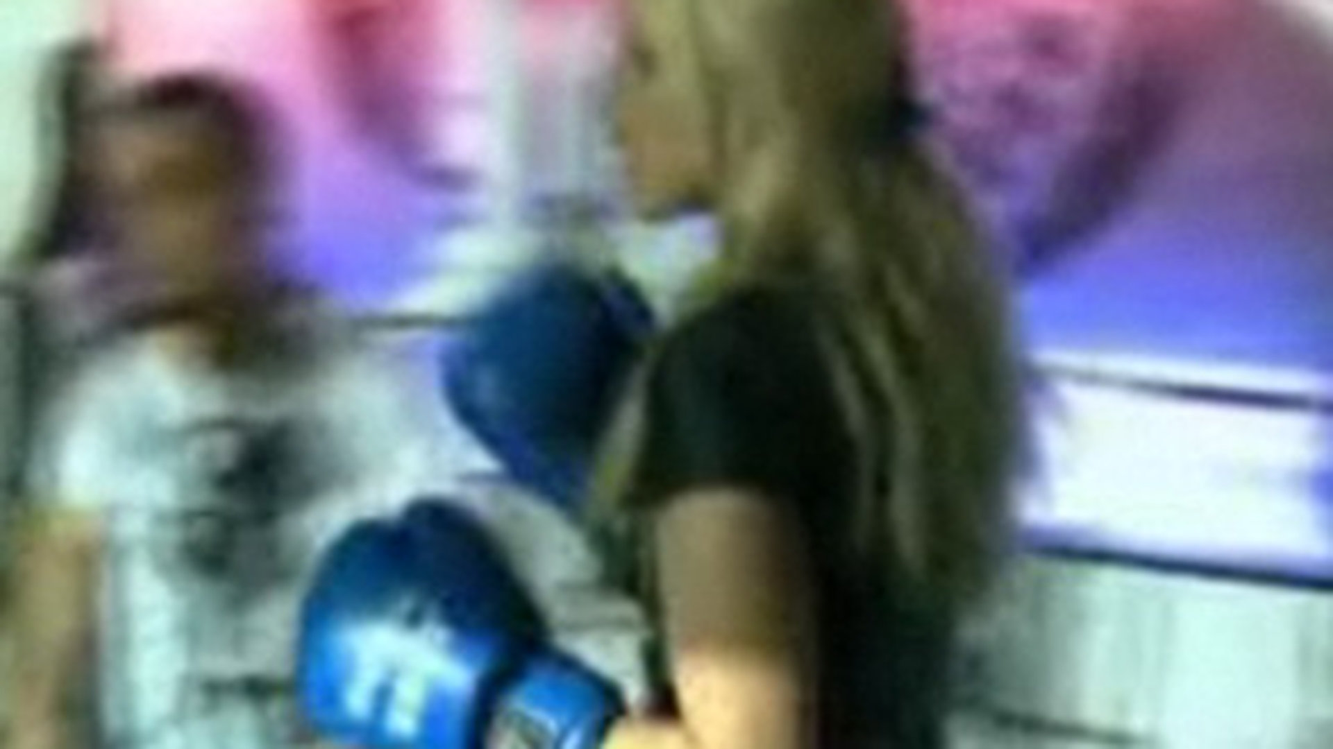 VIDEO ATENTIE! Fetele au intrat in ring! Pumni, buze sparte si unghii rupte in sexy-combat