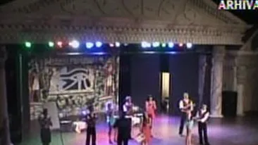 VIDEO Deea Maxer le-a sucit mintile turcilor cu dansul ei din buric! Vezi miscarile senzuale care i-au adus titlul de Miss si afla cati barbati a trebuit sa sarute pentru a castiga!