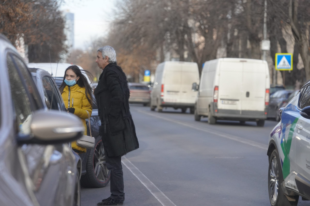 Dan Diaconescu și-a condus fiica în ”Floreasca”, apoi a plecat la o întâlnire cu un partener